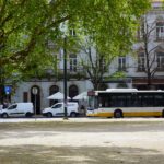 Autocarro na Praça da República, frente ao Café Tropical.