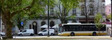 Autocarro na Praça da República, frente ao Café Tropical.