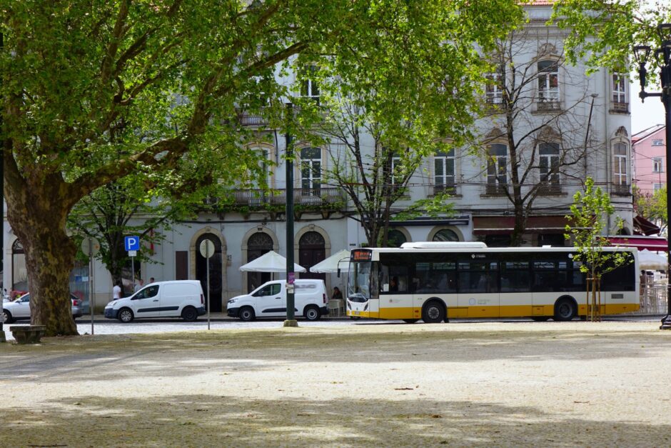 Autocarro na Praça da República, frente ao Café Tropical.